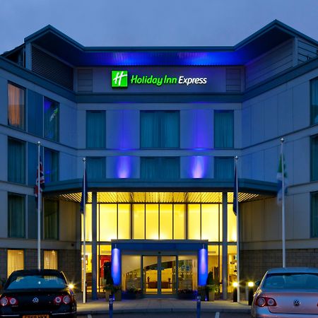 Holiday Inn Express London Stansted Airport, An Ihg Hotel Stansted Mountfitchet Exterior foto