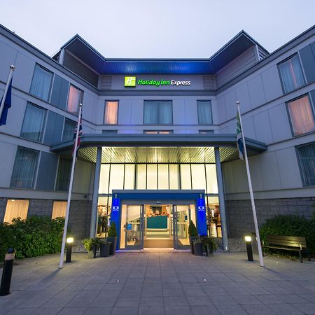 Holiday Inn Express London Stansted Airport, An Ihg Hotel Stansted Mountfitchet Exterior foto
